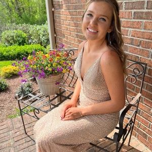 Sherri Hill size 4 gorgeous beaded and sequin champagne gold formal